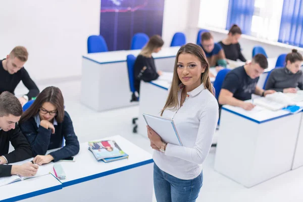 Joven Hermosa Estudiante Con Otros Escribiendo Notas Aula — Foto de Stock