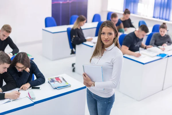 Jovem Bela Estudante Com Outros Escrevendo Notas Sala Aula — Fotografia de Stock