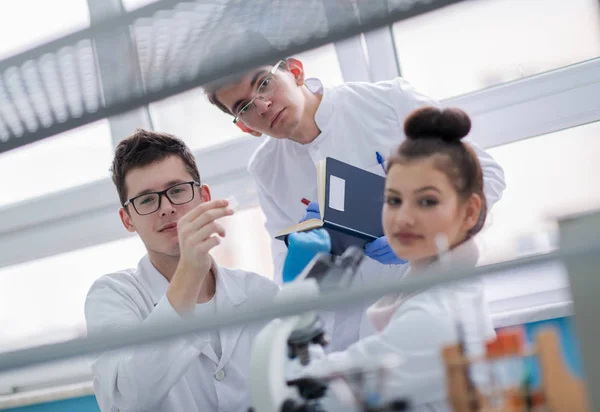 Gruppe Junger Medizinstudenten Die Gemeinsam Chemielabor Forschen Teamarbeit Von Hochschulstudenten — Stockfoto