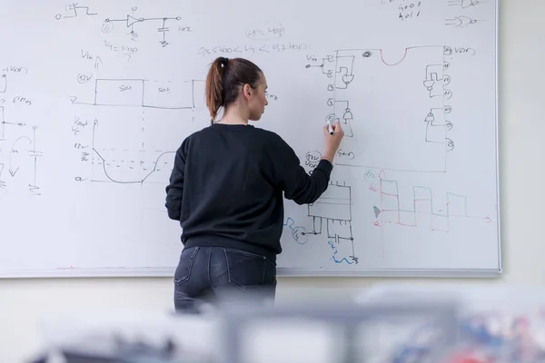 Joven Estudiante Pie Escribiendo Pizarra Blanca Aula —  Fotos de Stock