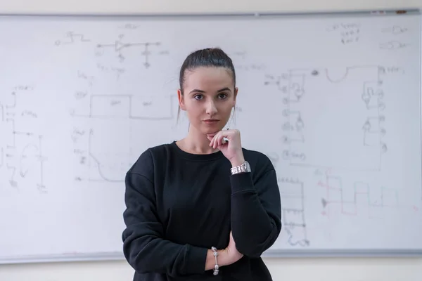 Porträt Einer Jungen Schönen Studentin Die Vor Einer Weißen Tafel — Stockfoto