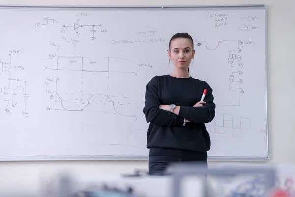 Porträt Einer Jungen Schönen Studentin Die Vor Einer Weißen Tafel — Stockfoto