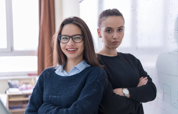 Retrato Duas Jovens Estudantes Sexo Feminino Frente Quadro Branco Olhando — Fotografia de Stock