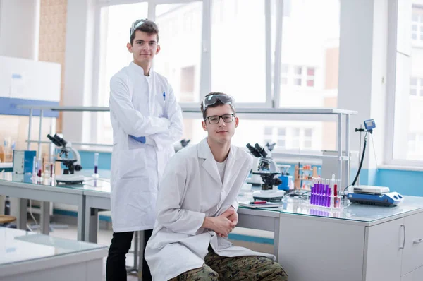 Groep Van Jonge Medische Studenten Doen Samen Onderzoek Chemie Laboratorium — Stockfoto