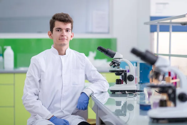 Laboratuvarda Araştırma Yaparken Mikroskoba Bakan Genç Bir Bilim Adamı — Stok fotoğraf