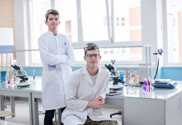 Groep Van Jonge Medische Studenten Doen Samen Onderzoek Chemie Laboratorium — Stockfoto