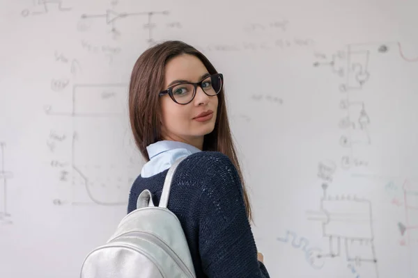 Portrét Mladé Krásné Studentky Stojící Před Bílou Tabulí Dívající Kamery — Stock fotografie