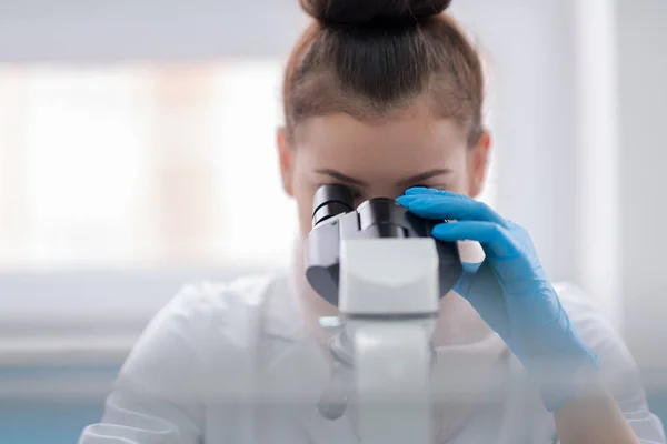 Joven Estudiante Científica Mirando Través Microscopio Mientras Hace Algunas Investigaciones —  Fotos de Stock