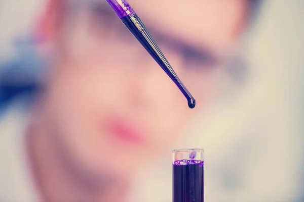 Молодий Студент Захисними Окулярами Робить Хімічний Експеримент Яскравій Лабораторії Освіті — стокове фото