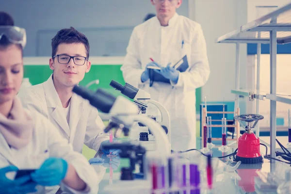 Grupo Jovens Estudantes Medicina Fazendo Pesquisa Juntos Laboratório Química Trabalho — Fotografia de Stock