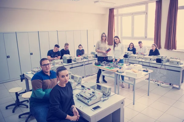 Grupo Jóvenes Estudiantes Que Realizan Prácticas Profesionales Técnicas Con Profesor — Foto de Stock