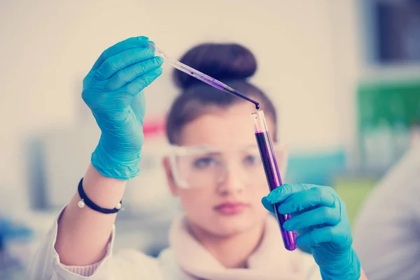 Joven Estudiante Con Gafas Protectoras Que Experimenta Química Laboratorio Brillante — Foto de Stock