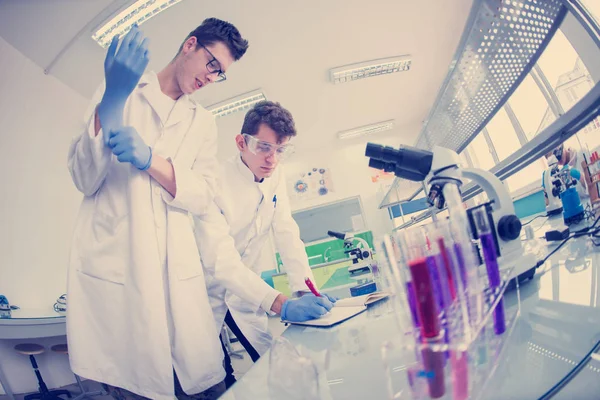 Grupo Jóvenes Estudiantes Medicina Que Investigan Juntos Laboratorio Química Trabajo —  Fotos de Stock