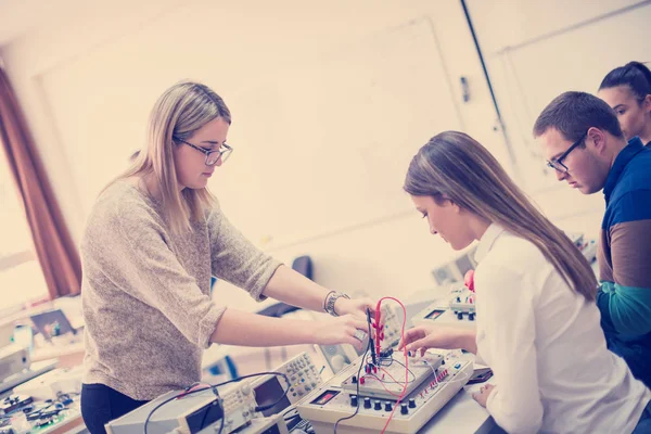 Grupa Młodych Studentów Wykonujących Techniczne Praktyki Zawodowe Nauczycielem Klasie Elektronicznej — Zdjęcie stockowe