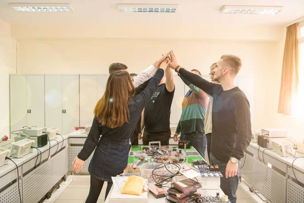 Grupo Jóvenes Estudiantes Aula Electrónica Celebrando Con Éxito Proyecto Terminado — Foto de Stock