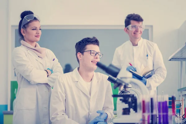 Grupo Jóvenes Estudiantes Medicina Que Investigan Juntos Laboratorio Química Trabajo —  Fotos de Stock