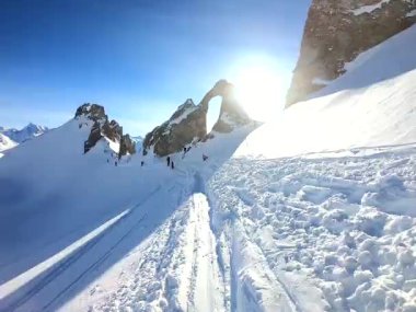 güneşli bir gün gopro göğüs monte Alpleri'nde toz taze kar kayak kış freeride
