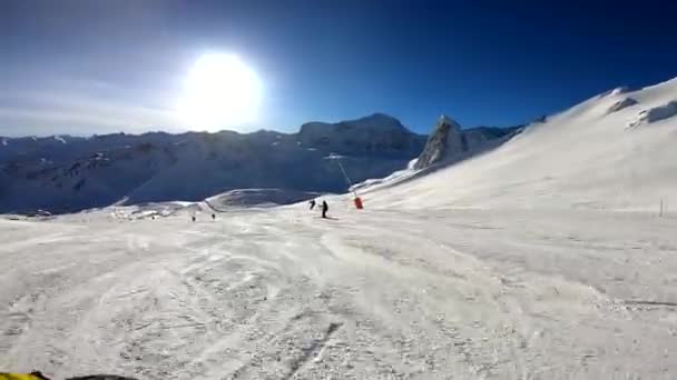 冬季自由人滑雪粉末新鲜的雪在阿尔卑斯山在阳光明媚的日子 Gopro 胸部安装 — 图库视频影像