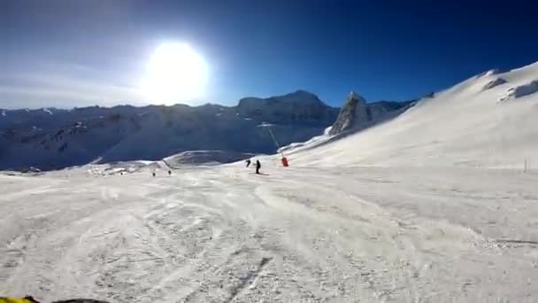 Χειμώνα Freeride Σκι Στο Φρέσκο Χιόνι Στις Άλπεις Ηλιόλουστη Ημέρα — Αρχείο Βίντεο