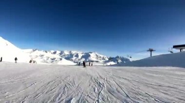 güneşli bir gün gopro göğüs monte Alpleri'nde toz taze kar kayak kış freeride