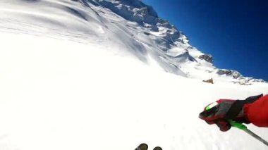 güneşli bir gün gopro göğüs monte Alpleri'nde toz taze kar kayak kış freeride