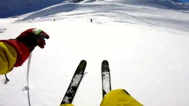 güneşli bir gün gopro göğüs monte Alpleri'nde toz taze kar kayak kış freeride