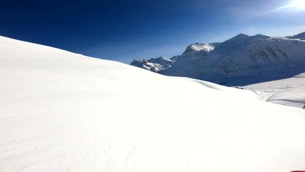 Inverno Freeride Esqui Neve Fresca Alpes Dia Ensolarado Gopro Peito — Vídeo de Stock