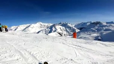 güneşli bir gün gopro göğüs monte Alpleri'nde toz taze kar kayak kış freeride