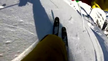 güneşli bir gün gopro göğüs monte Alpleri'nde toz taze kar kayak kış freeride