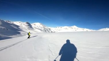 güneşli bir gün gopro göğüs monte Alpleri'nde toz taze kar kayak kış freeride