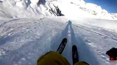 güneşli bir gün gopro göğüs monte Alpleri'nde toz taze kar kayak kış freeride