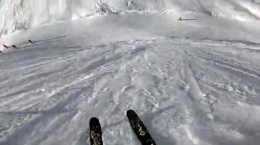 güneşli bir gün gopro göğüs monte Alpleri'nde toz taze kar kayak kış freeride