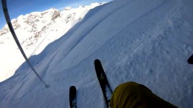 güneşli bir gün gopro göğüs monte Alpleri'nde toz taze kar kayak kış freeride