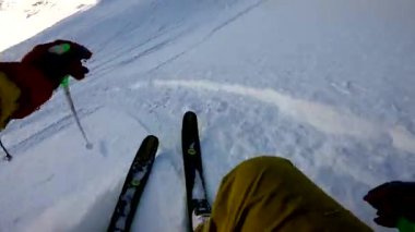 güneşli bir gün gopro göğüs monte Alpleri'nde toz taze kar kayak kış freeride