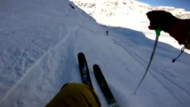 冬季自由人滑雪粉末新鲜的雪在阿尔卑斯山在阳光明媚的日子 Gopro 胸部安装 — 图库视频影像