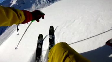 güneşli bir gün gopro göğüs monte Alpleri'nde toz taze kar kayak kış freeride