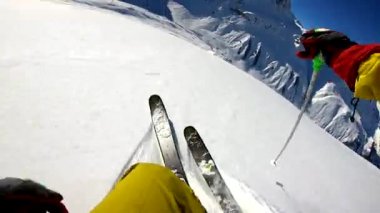 güneşli bir gün gopro göğüs monte Alpleri'nde toz taze kar kayak kış freeride