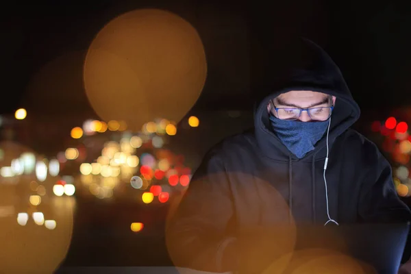 Joven Hacker Talentoso Usando Computadora Portátil Mientras Trabaja Oficina Oscura —  Fotos de Stock