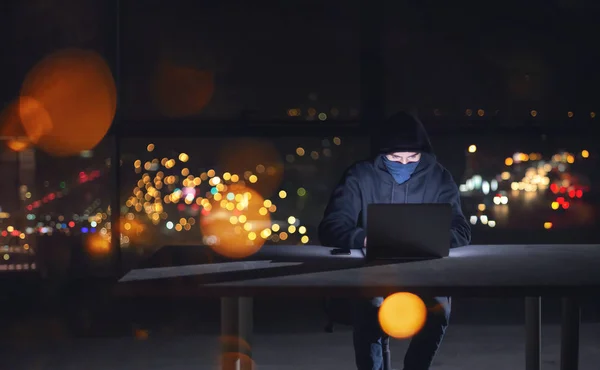 Joven Hacker Talentoso Usando Computadora Portátil Mientras Trabaja Oficina Oscura — Foto de Stock