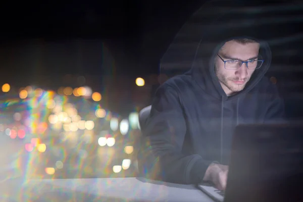 Junge Talentierte Hacker Nutzen Laptop Computer Während Sie Dunklen Büro — Stockfoto