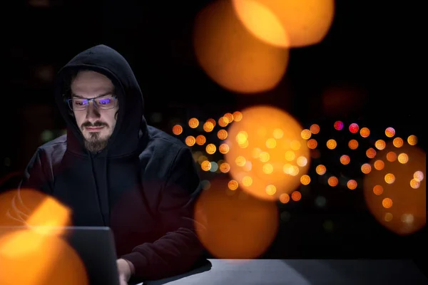 Junge Talentierte Hacker Nutzen Laptop Computer Während Sie Dunklen Büro — Stockfoto