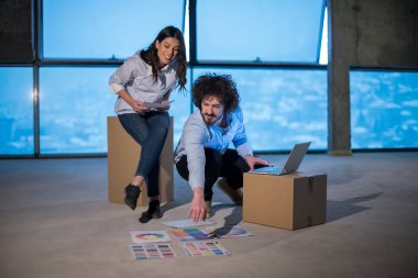 Gruptaki genç iş adamları, inşaat sahasındaki mimar ve mühendis yeni açılan ofiste dizüstü bilgisayar kullanarak belge ve iş akışını kontrol ediyorlar.