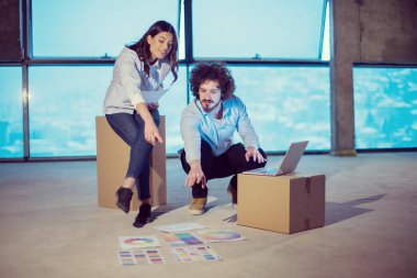 Gruptaki genç iş adamları, inşaat sahasındaki mimar ve mühendis yeni açılan ofiste dizüstü bilgisayar kullanarak belge ve iş akışını kontrol ediyorlar.