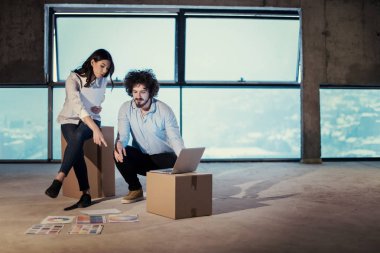 Gruptaki genç iş adamları, inşaat sahasındaki mimar ve mühendis yeni açılan ofiste dizüstü bilgisayar kullanarak belge ve iş akışını kontrol ediyorlar.