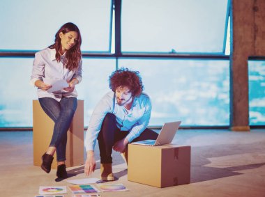 Gruptaki genç iş adamları, inşaat sahasındaki mimar ve mühendis yeni açılan ofiste dizüstü bilgisayar kullanarak belge ve iş akışını kontrol ediyorlar.