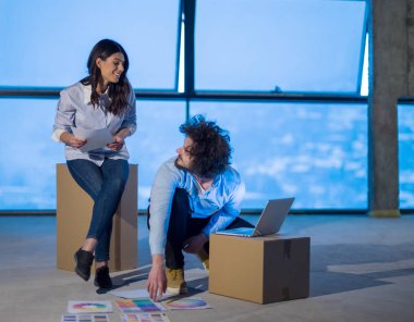 Gruptaki genç iş adamları, inşaat sahasındaki mimar ve mühendis yeni açılan ofiste dizüstü bilgisayar kullanarak belge ve iş akışını kontrol ediyorlar.