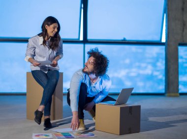 Gruptaki genç iş adamları, inşaat sahasındaki mimar ve mühendis yeni açılan ofiste dizüstü bilgisayar kullanarak belge ve iş akışını kontrol ediyorlar.