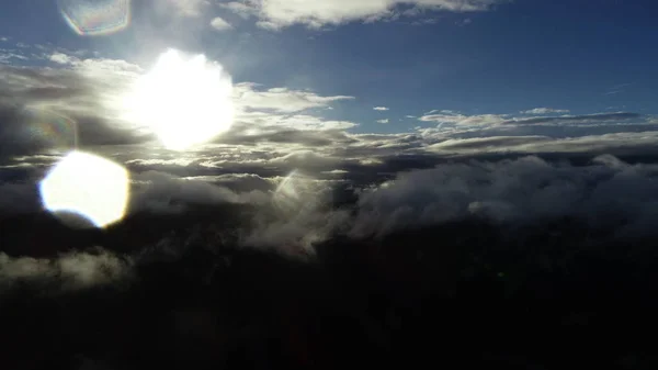 Antennenflug Über Wolken Waldlandschaft Sonnenuntergang Mit Leichtem Regen — Stockfoto