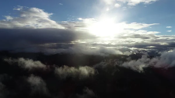 Luchtfoto Vliegen Wolken Bos Landschap Zonsondergang Met Lichte Regen — Stockfoto