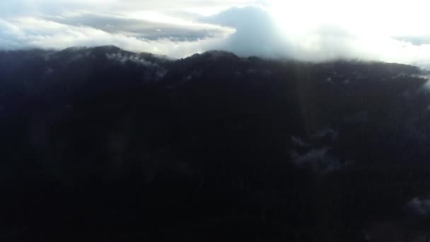 Luchtfoto Vliegen Wolken Bos Landschap Zonsondergang Met Lichte Regen — Stockvideo